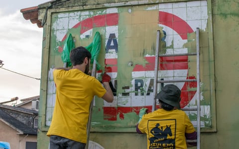 Acción de limpieza de un panel cubierto de pintura en Coimbra, 2018.