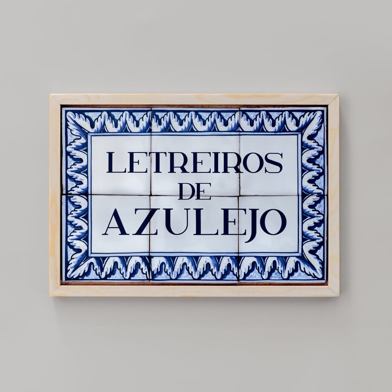 Simulação com azulejos manuais vidrados de 14 cm cada com moldura de pinho marítimo.